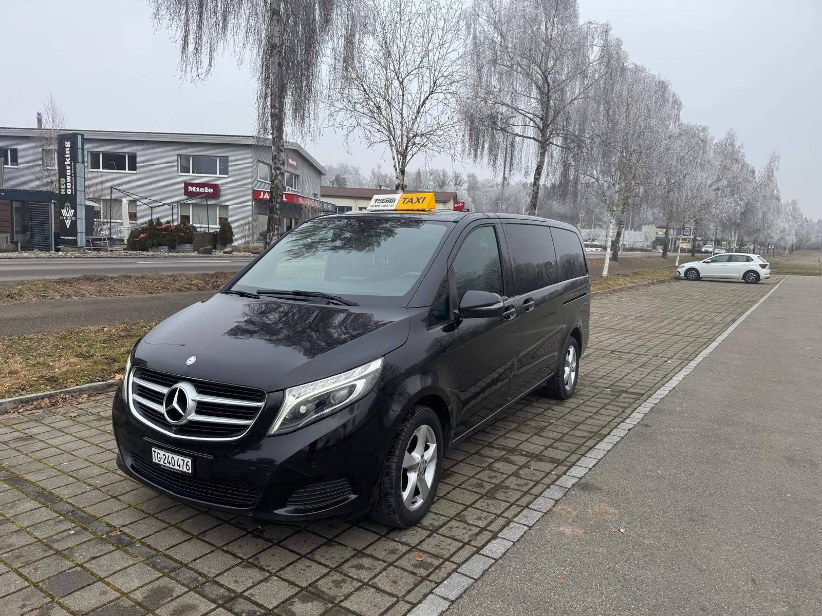 Ein schwarzer Mercedes-Taxi vor dem Hotel Blumenstein in Kreuzlingen.
