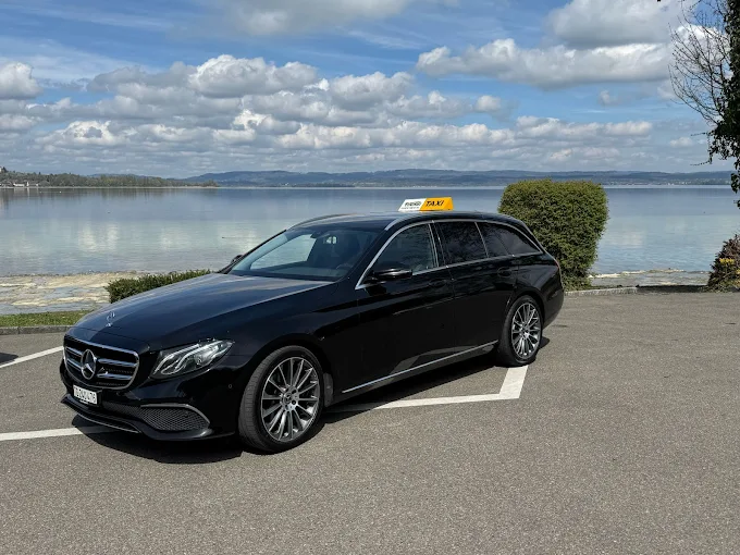 Ein schwarzer Mercedes-Taxi vor dem Hotel Blumenstein in Kreuzlingen.